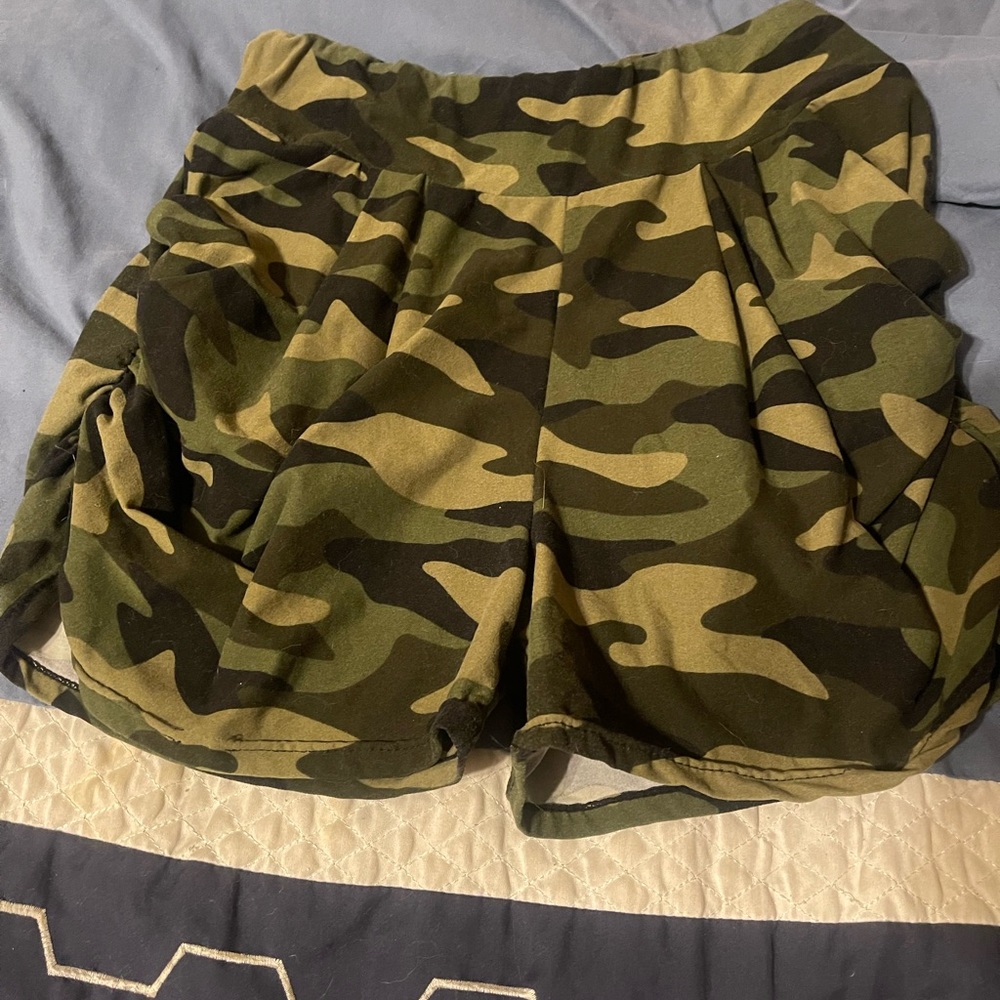 Camo legging shorts, size L/XL with pockets